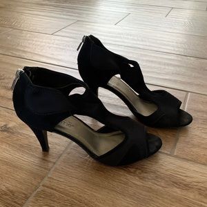 Madeline Stuart - Black heels with neoprene/suede textures - Size 8